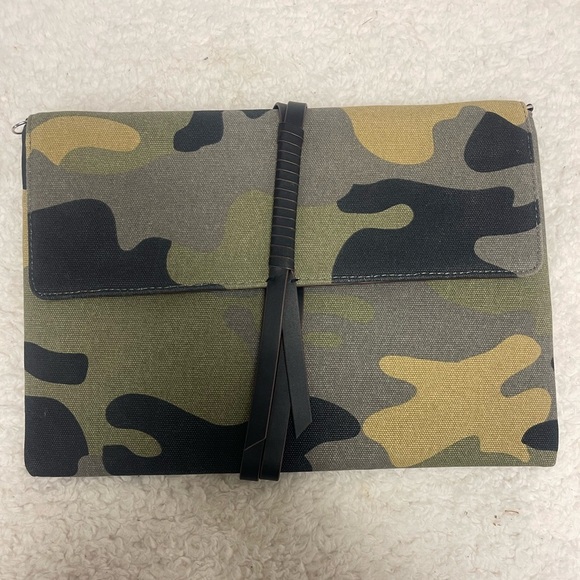 Stella & Dot Handbags - Stella&Dot camo clutch
